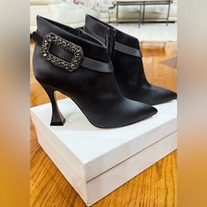Manolo Blahnik
Elegant Black Ankle Boots with Embellished Buckle
